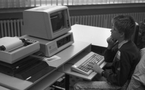 Elev-ul care face cunostinta cu primul IBM PC